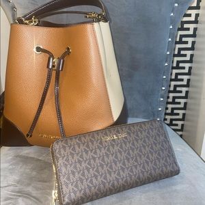 Michael Kors Purse & wallet